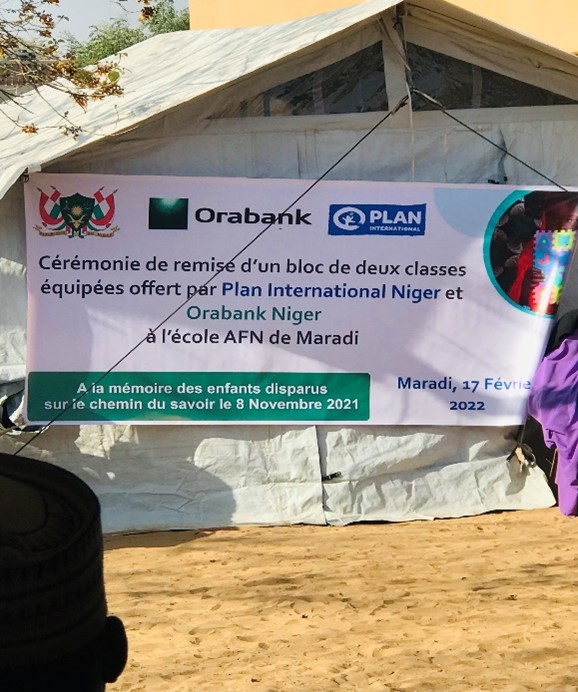 Orabank Niger offre un bloc de classes équipées en tables bancs à l’Ecole Primaire AFN de Maradi