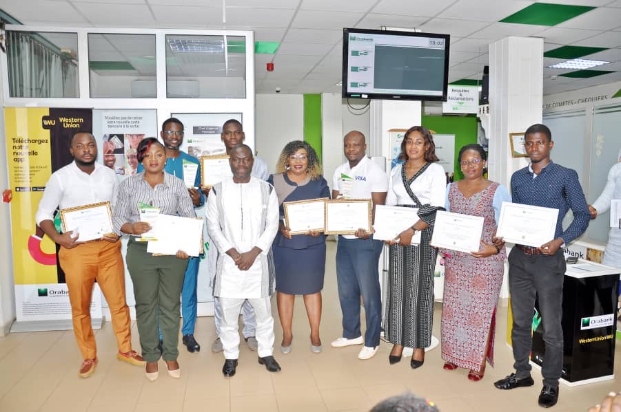 Orabank Burkina récompense ses meilleurs « vendeurs » de produits digitaux.